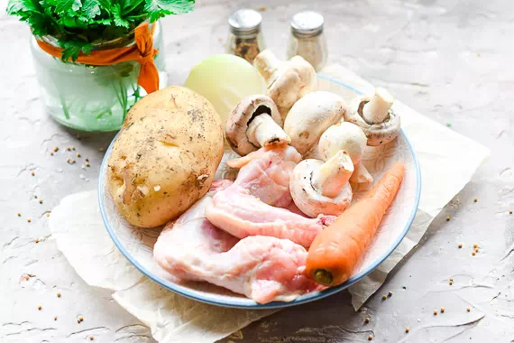 курица с картошкой и грибами на сковороде фото 1